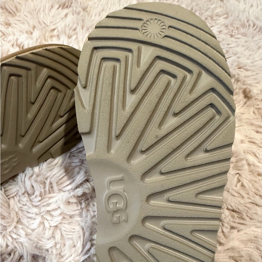 UGG Kids Slippers - Picture 5 of 6